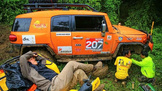 Memuaskan adrenalin bukan target utama offroader saat terabas hutan dan sungai. Ada kepuasan lain yang ingin dicapai di antara perjalanan.
