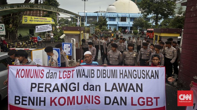 Permintaan pembatalan berasal dari sejumlah pihak yang tak setuju adanya pembahasan isu diskusi soal LGBT, Papua, dan Timor Leste, hingga peristiwa '65.