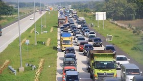 Ruas Jalan Tol Cipali Mengalami Kemacetan Yang Panjang
