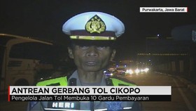 Antrean Kendaraan Terjadi Di Gerbang Tol Cikopo