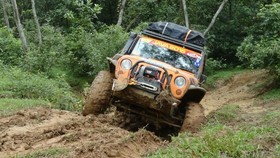 Butuh Rp200 Juta untuk Terjunkan Mobil di Jalur Offroad