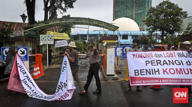 Komunisme, marxisme dan leninisme dilarang oleh hukum positif di Indonesia. Namun larangan itu berlaku untuk penyebaran yang dilakukan di ruang publik.