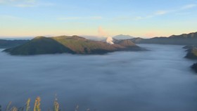 Menikmati Indahnya Matahari Terbit Di Negeri Di Atas Awan