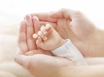 Kisah Bayi dengan Kepala Datar yang Harus Pakai Helm Khusus