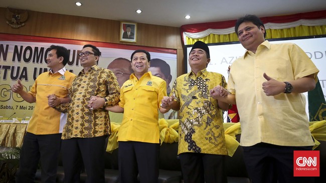 Metode aklamasi disebut tertuang dalam tata pemilihan ketua umum Golkar. Namun, sejumlah bakal calon ketua umum partai itu menyebut aklamasi tidak demokratis.