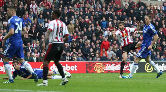 Chelsea membuang dua kali keunggulan ketika dikalahkan Sunderland 2-3 pada lanjutan Liga Primer Inggris di Stadion Light, Sabtu (7/5).