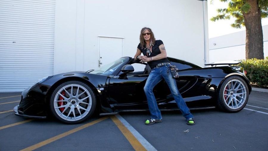 Pentolan band rock Aerosmith, Steven Tyler punya selera tersendiri soal mobil. Ia memilih mobil convertible tercepat di dunia, Hennessey Venom GT Spyder sebagai tunggangannya.