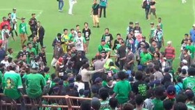 Ricuh Pertandingan Reuni PSSI Vs Persebaya All Star