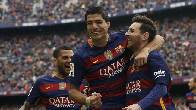 Barcelona berhasil mempertahankan posisi puncak La Liga setelah menang telak 5-0  atas rival sekota, Espanyol di Stadion Camp Nou.