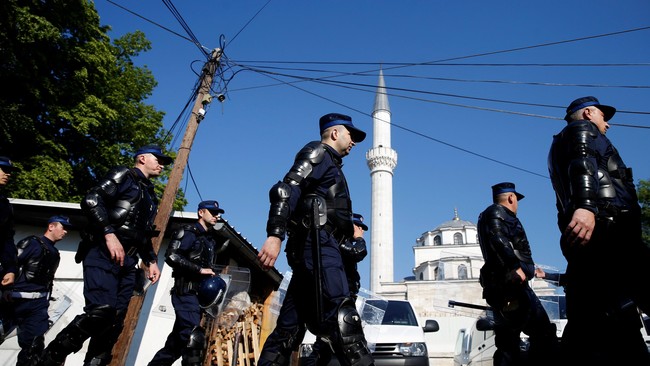 Pembangunan masjid ini bukan tanpa perjuangan. Butuh waktu 15 tahun bagi Muslim Bosnia untuk memperoleh izin konstruksi dan dana pembangunan masjid.