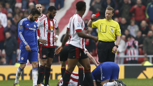 Guus Hiddink menganggap wasit Mike Jones berlebihan dalam mengambil keputusan mengusir kapten Chelsea John Terry ketika timnya kalah 2-3 dari Sunderland.