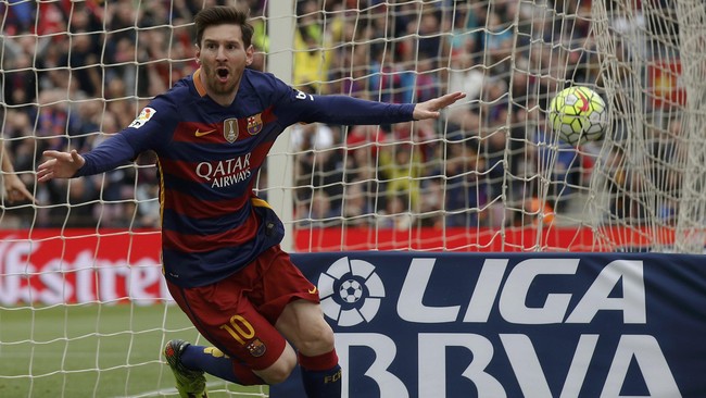 Lionel Messi tertangkap kamera menghina kiper Espanyol, Pau Lopez, di sela kemenangan 5-0 Barcelona atas rival sekotanya tersebut di Camp Nou, Minggu (8/5).