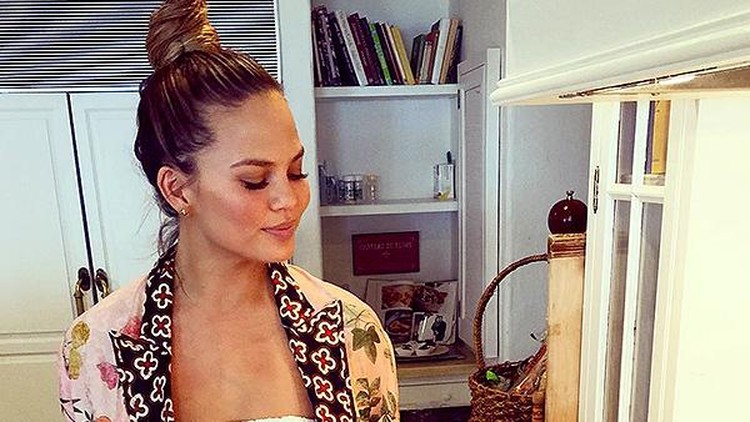 Di red carpet Chrissy Teigen bisa tampil glamor. Tapi jadi berbeda ketika dia menjalani perannya sebagai ibu.