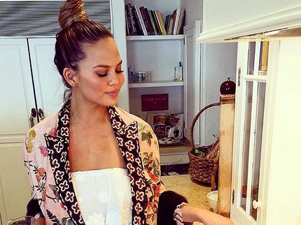 Penampilan Chrissy Teigen yang 'Ibu-ibu' Banget Setelah Lahiran