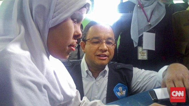 Rizki Amalia Putri, murid SMPN 114 Jakarta Utara tiba di sekolah 06.30 WIB. Dipapah guru pengawas, bangku kelas paling depan jadi pilihan Rizki.