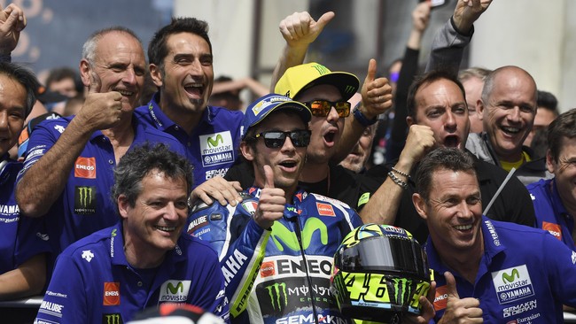 Pebalap Movistar Yamaha, Valentino Rossi, berharap kutukan nomor 10 yang dialaminya berakhir berkat kemenangannya di GP Katalonia, Minggu (5/6).