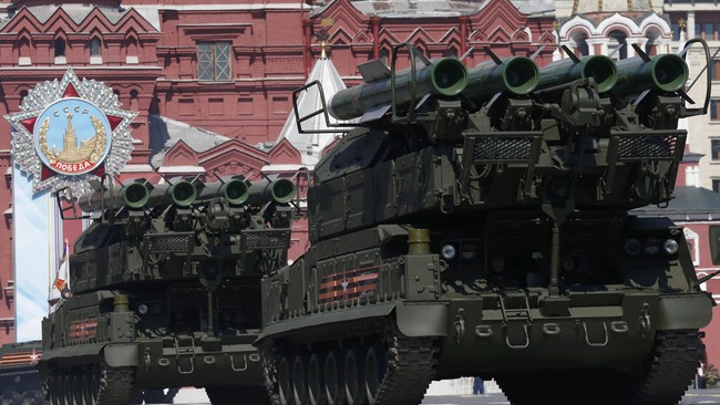 Dalam parade militer memperingati berakhirnya PD II, Rusia memamerkan sejumlah peralatan militer yang digunakan dalam intervensi militernya di Suriah.