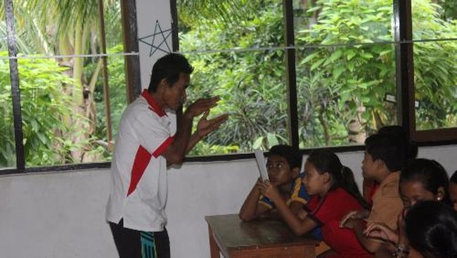 Lebih dari 40 warga Desa Bengkala di Buleleng, Bali, mengalami bisu tuli. Tapi mereka punya guru yang setia mengajari mereka. Siapa dia?