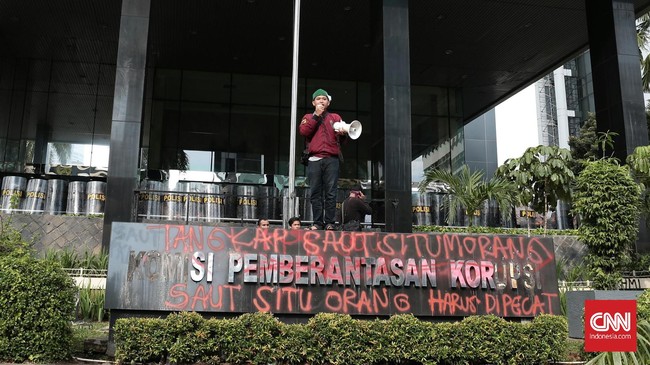 Wakil Ketua KPK Saut Situmorang memicu kemarahan kader HMI dan dilaporkan ke kepolisian. KPK saat ini tengah mencari tahu soal etika yang dilanggar.
