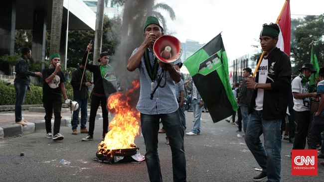 Kepolisian tengah mengevaluasi kejadian untuk mengetahui pihak yang bertanggungjawab. Pasalnya, belum ada satu orangpun yang diamankan dalam peristiwa itu.