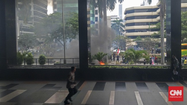 Massa HMI mendatangi Gedung KPK menuntut Wakil Ketua KPK Saut Situmorang mundur dari jabatannya terkait pernyataan Saut soal HMI dan korupsi.