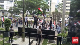 HMI Lempari Gedung KPK Dengan Batu, Dua Anggota Polisi Luka