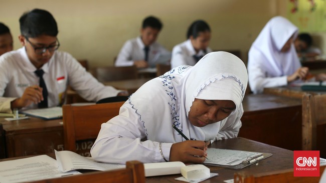 Di era menteri sebelumnya, UN tak lagi menjadi penentu kelulusan siswa. Namun UN masih menjadi salah satu syarat masuk perguruan tinggi.