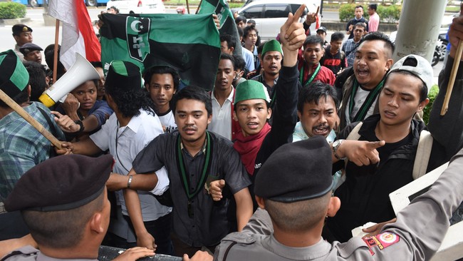 Peserta Kongres XXXI Himpunan Mahasiswa Islam (HMI) mengamuk dan memecahkan kaca Gedung Islamic Center, Surabaya.