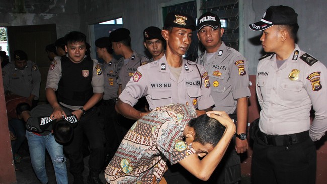 Saat ini personel Polsek Padang Ulak masih mencari satu tersangka pemerkosaan dan pembunuhan Yuyun. Tujuh dari 14 pelaku telah divonis bersalah oleh PN Curup.