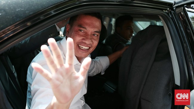 KPK kembali periksa Bupati Rokan Hulu, Suparman dan Ketua DPRD Riau Johan Firdaus sebagai tersangka. Mereka diduga menerima suap sekitar Rp900 juta.
