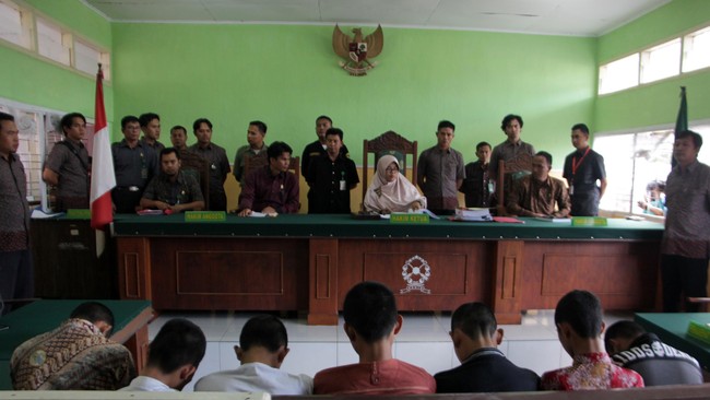 Selain menjalani pidana penjara, tujuh terdakwa yang merupakan kakak kelas Yuyun itu juga diwajibkan mengikuti pelatihan kerja selama enam bulan.