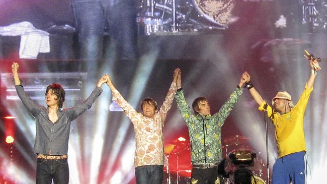Tidak hanya menonton dari depan panggung, David Beckham juga mendapat kesempatan untuk menyapa The Stone Roses di balik panggung.