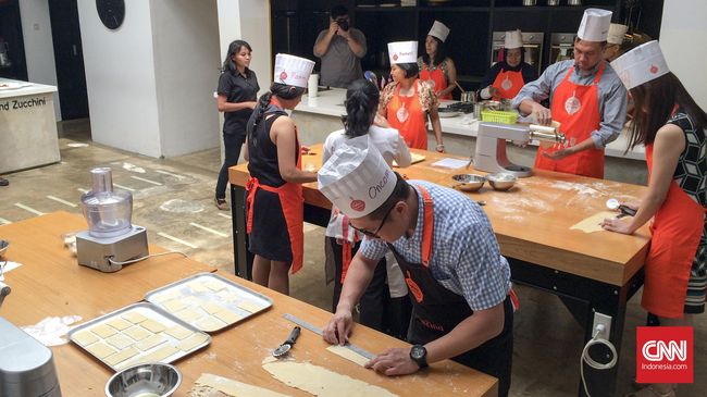 Dapur dan kegiatan memasak dipilih sebagai pendekatan team building. Program ini terbilang pionir di Indonesia.