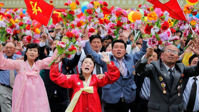 Ribuan rakyat bergembira mengikuti parade di Korea Utara pada Selasa (5/5), setelah pemimpin tertinggi mereka, Kim Jong-un, menutup kongres partai berkuasa.