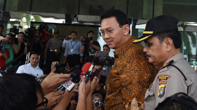 Ia ditawari uang oleh anak buahnya sendiri. Uang tersebut diduga ditawarkan untuk memperlancar proses jual beli lahan di Cengkareng, Jakarta Barat.