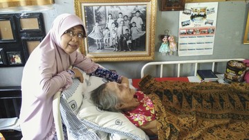 Menurut Wikipedia, almarhumah Siti Rahmani Rauf telah berprofesi sebagai guru sejak tahun 1937.