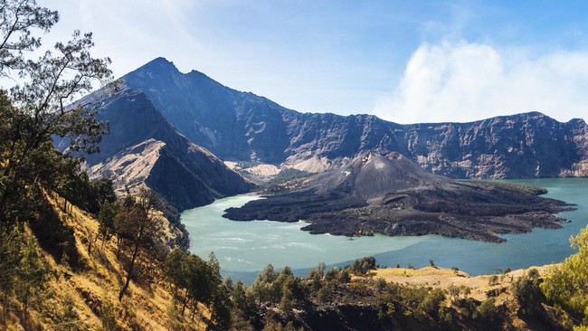 Baik yang kasat mata maupun tidak, traveling itu ya ikut merusak lingkungan.