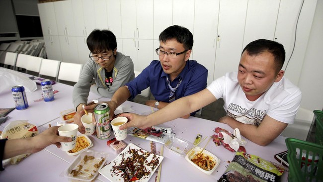 Sebuah perusahaan di Guizhou, China menghukum para karyawan yang kinerjanya menurun untuk mengkonsumsi ikan hidup dan meminum darah ayam.