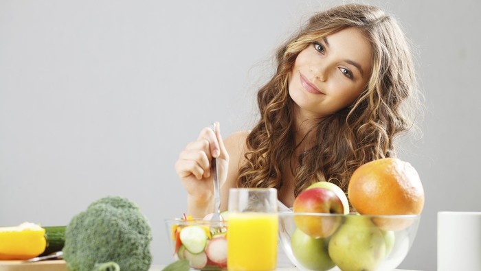 Remaja makan sayur dan buah