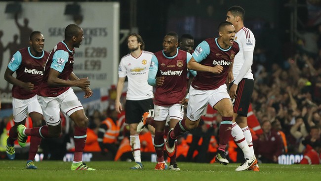 Manchester United membuang peluang untuk menggeser Manchester City dari posisi empat besar Liga Primer Inggris setelah dikalahkan West Ham United 2-3.