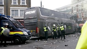 Bus Tim MU Diserang, Laga Lawan West Ham Molor