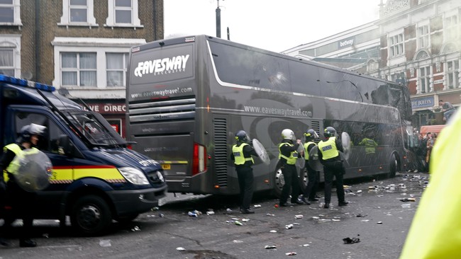 Pertandingan West Ham United melawan Manchester United diundur 45 menit setelah bus yang membawa tim tamu diserang suporter The Hammers di luar stadion.