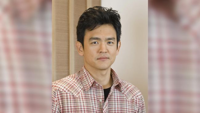 Wajah aktor John Yohan Cho mendadak beredar di banyak meme poster film Hollywood, dari Avengers sampai Jurrasic World.