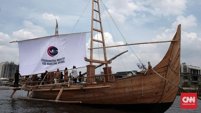 Replika kapal Majapahit yang berlayar dalam Ekspedisi Spirit of Majapahit berlabuh di Pelabuhan Naha, Okinawa, Jepang, Minggu (12/6).