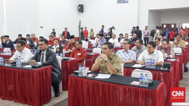 Dalam fit and proper test ini, ada 32 orang yang akan mendaftar dari luar partai politik dan dua kader yang diusulkan PDIP.