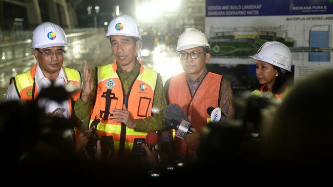 Presiden Joko Widodo menilai kondisi Bandara Internasional Soekarno-Hatta saat ini sangat kurang memadai.