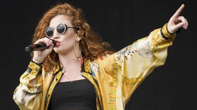 Jess Glynne Muak Trump Pakai Meme Jet2 Holiday Promosikan Deportasi