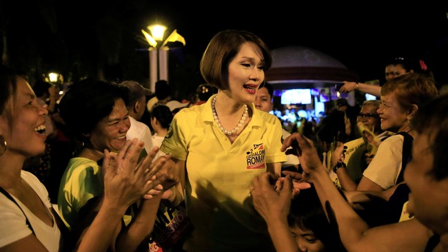 Politisi transgender, Geraldine Roman, berhasil meraih dukungan masyarakat dan mengamankan kursi di parlemen Filipina.