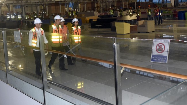 Jokowi memerintahkan AP II untuk memperbaiki pengaturan lalu lintas di Bandara Soetta setelah pembangunan runway 3 selesai.