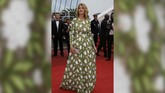 Ada 'Kobra' dan 'Angsa' di Karpet Merah Cannes Beragam desain baju tampil di atas karpet merah Cannes Film Festival 2016. Termasuk ada 'kobra' dan 'angsa' di baju para tamu terhormat Cannes.